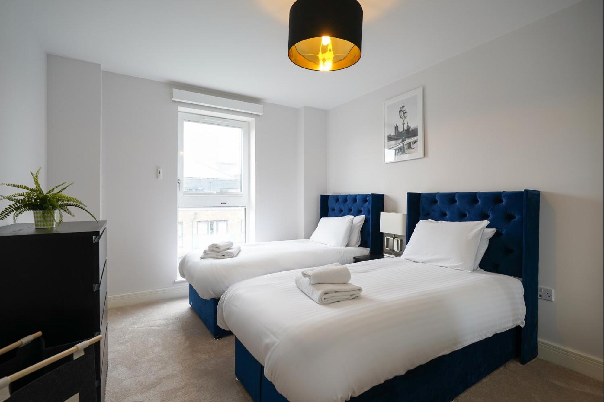 Apartment Serenity By The Water: 3 Bed 3 Bath West - Parking
