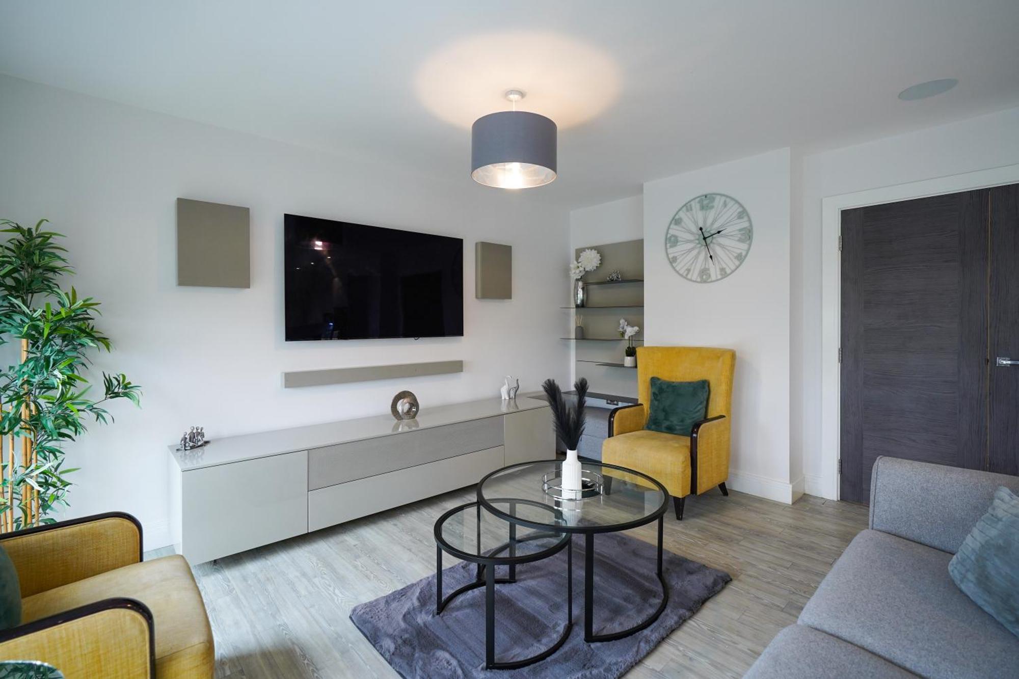 Serenity By The Water: 3 Bed 3 Bath West - Parking * London