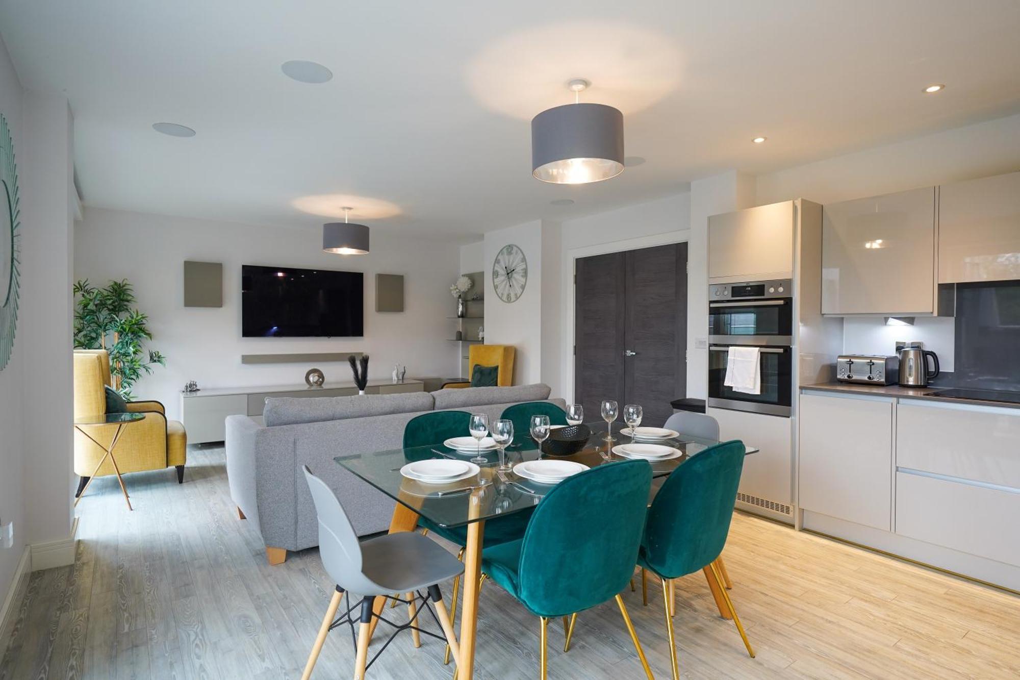 Serenity By The Water: 3 Bed 3 Bath West - Parking Apartment