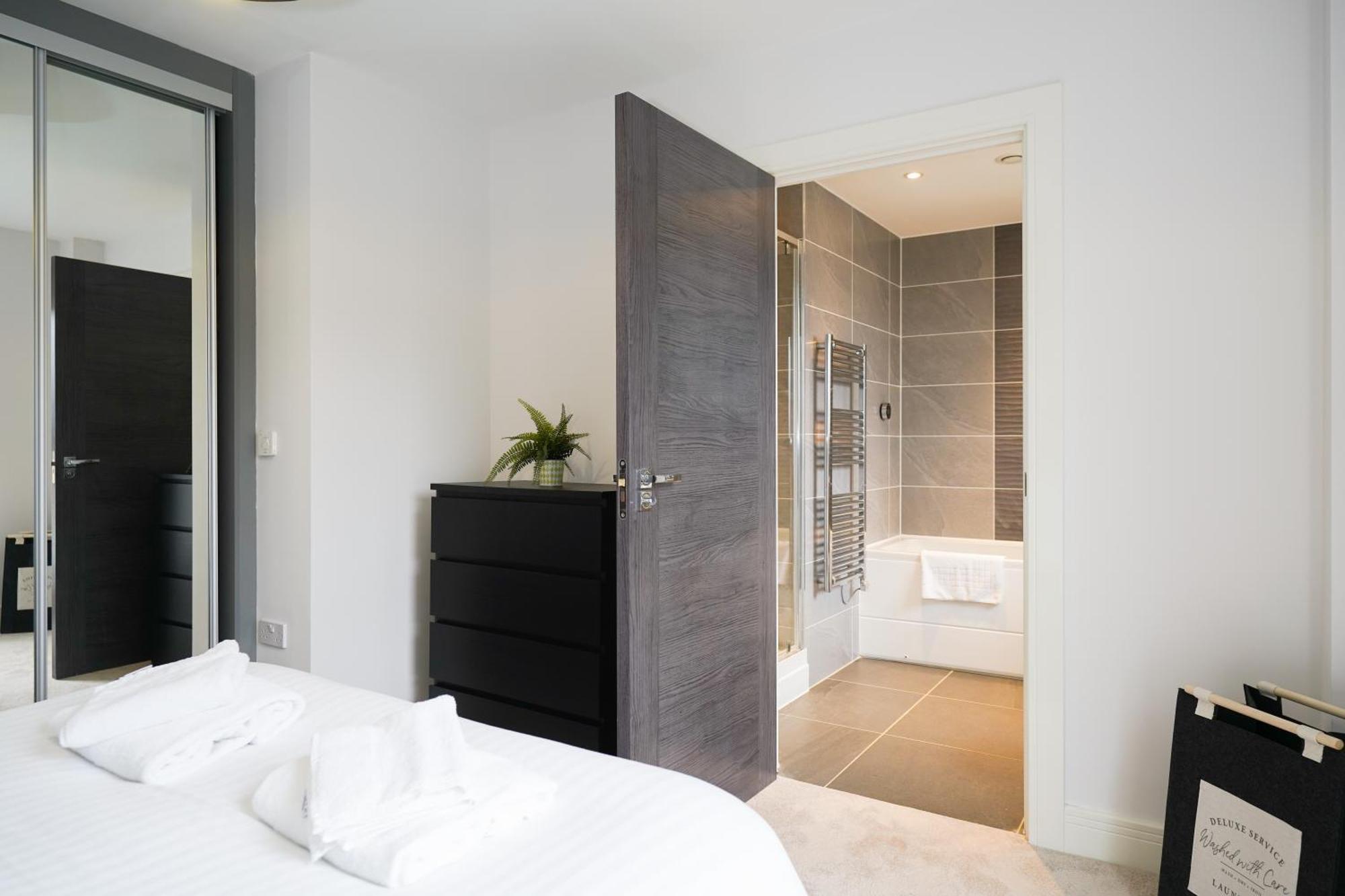 Serenity By The Water: 3 Bed 3 Bath West - Parking * London