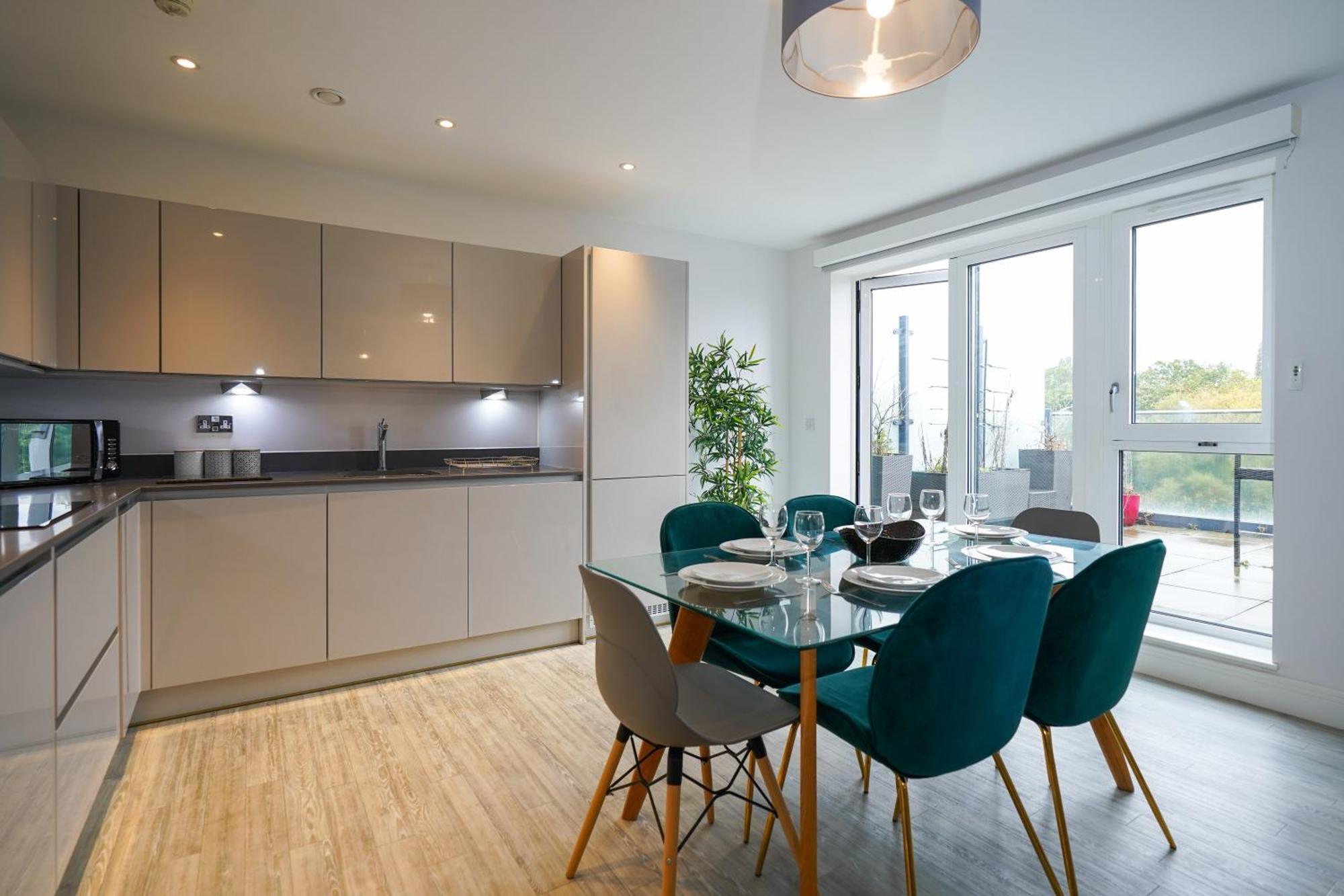 Serenity By The Water: 3 Bed 3 Bath West - Parking Apartment London