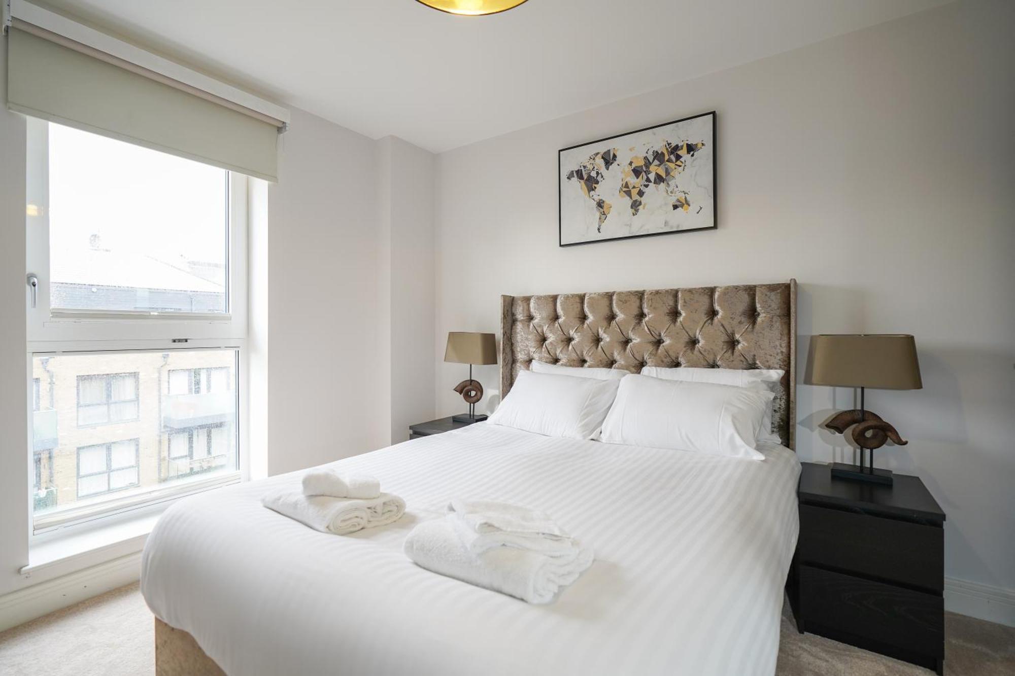 Serenity By The Water: 3 Bed 3 Bath West - Parking Apartment London