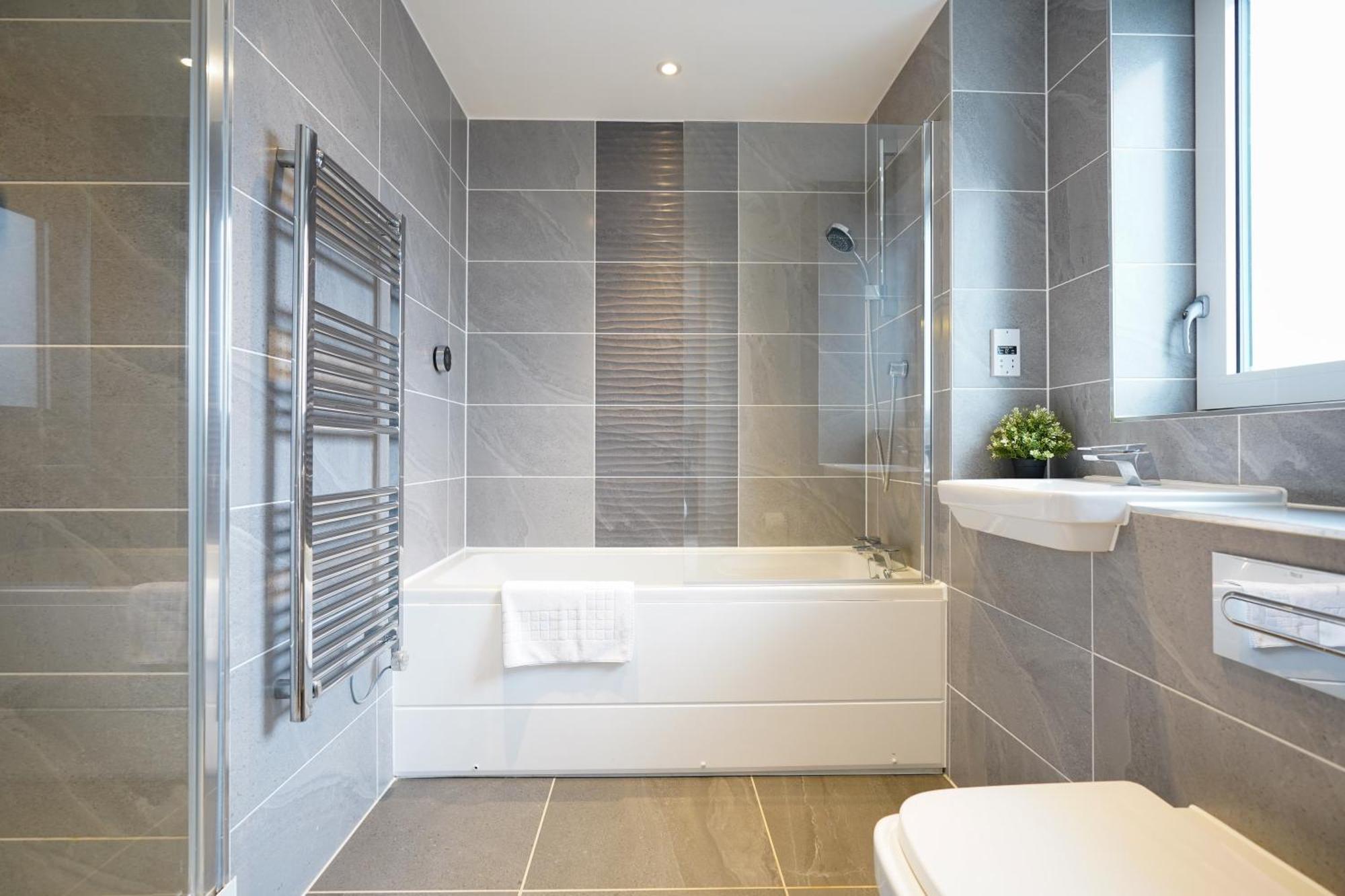 Serenity By The Water: 3 Bed 3 Bath West - Parking London