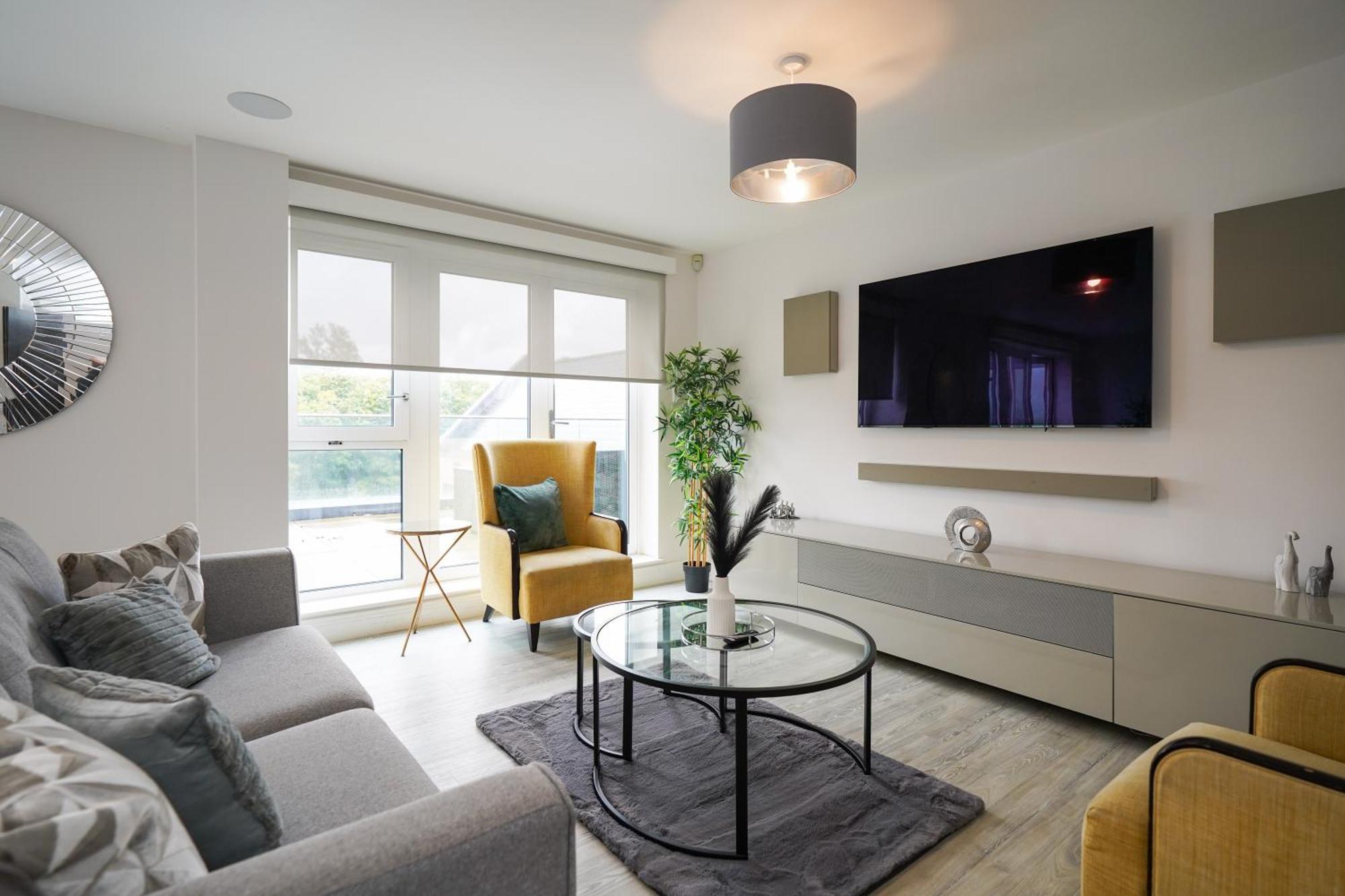 Serenity By The Water: 3 Bed 3 Bath West - Parking Apartment *