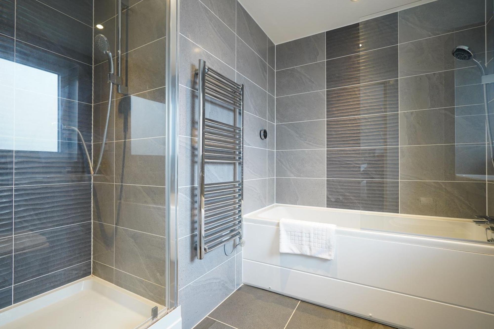 Serenity By The Water: 3 Bed 3 Bath West - Parking * London